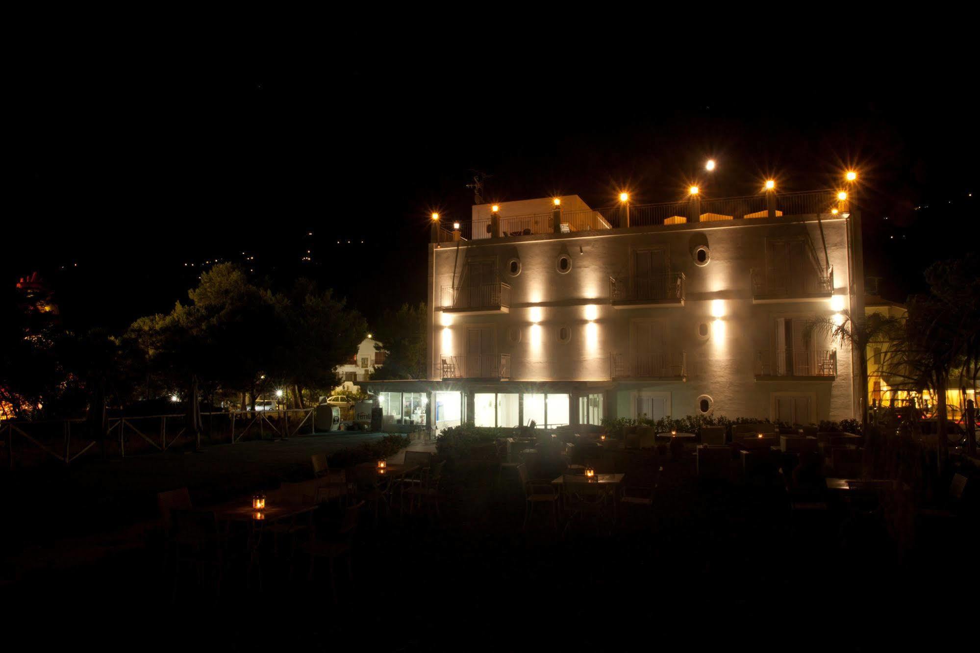 Hotel Yachting Club Mare Gioiosa Marea Exterior foto