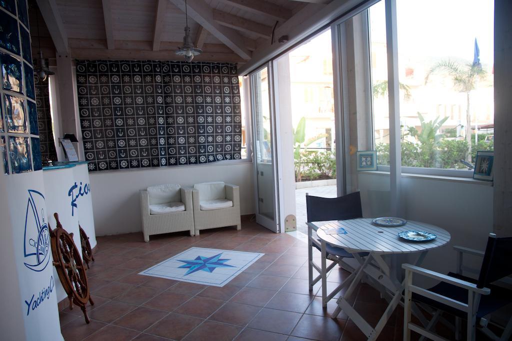 Hotel Yachting Club Mare Gioiosa Marea Exterior foto