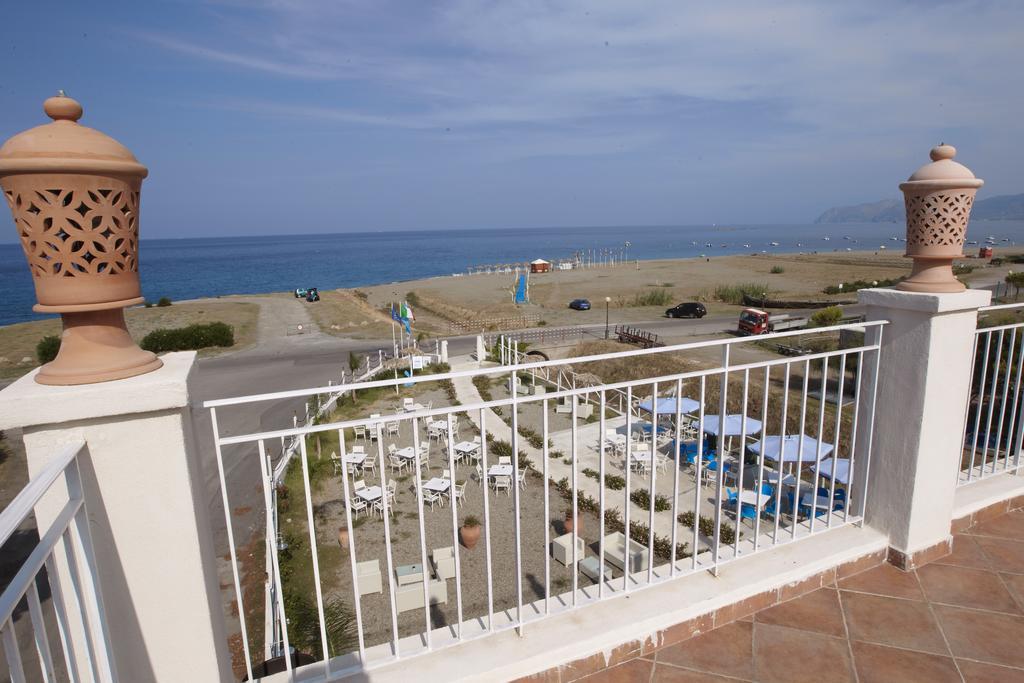 Hotel Yachting Club Mare Gioiosa Marea Exterior foto